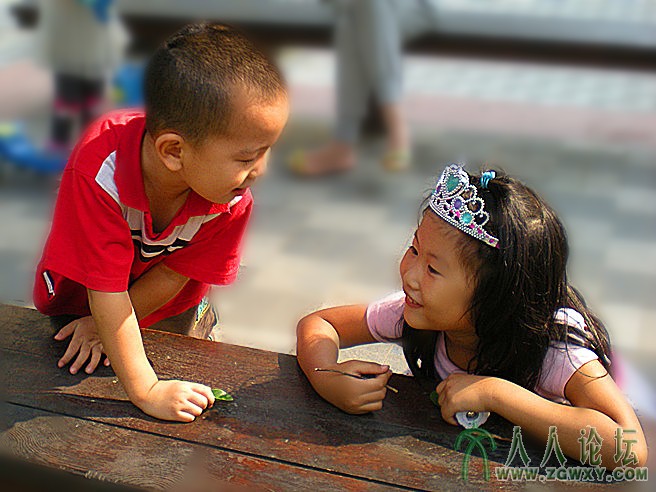 青梅竹马、两小无猜。小区里两个四、五岁的小男孩和小女孩在亲密交谈玩耍，有如热恋中.jpg