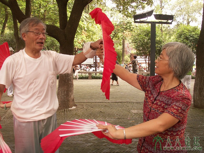 0晨练场上，两位健身老人正在交流木兰扇习练心得。许先福_副本.jpg
