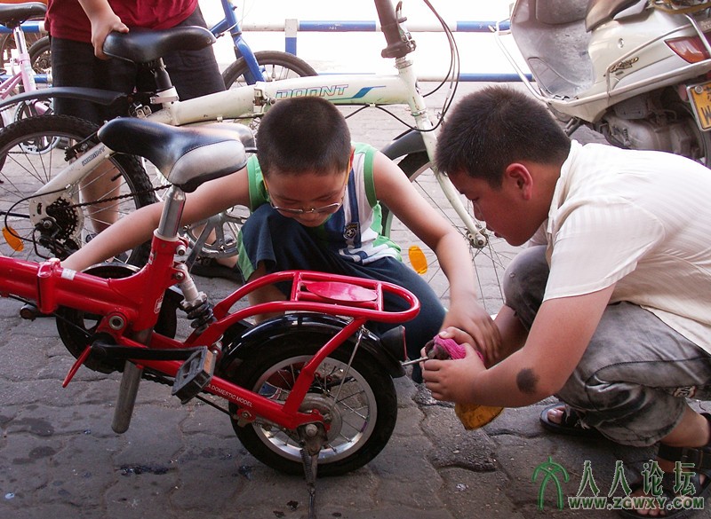 0两个男生自学练本事，试着自己修理自行车。_副本.jpg