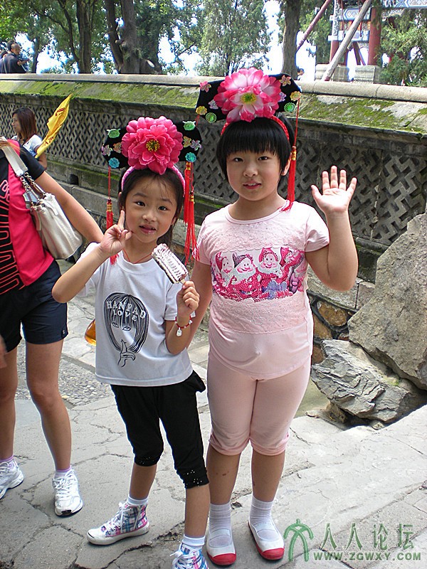 0小公主。颐和园附近，两个小姑娘戴上“格格”头饰，颇有清朝小公主的风范呢！阿福（.jpg