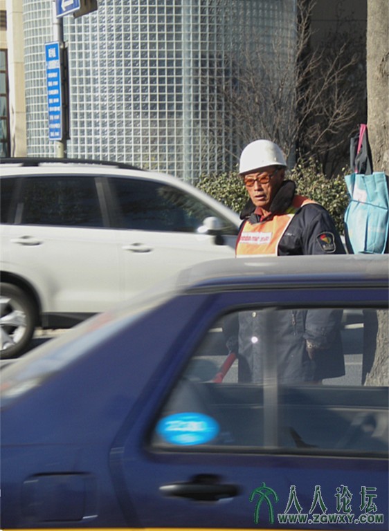 A warden in the construction of the subway station .北京一地铁站施工中的协管员.jpg