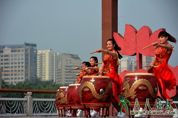 周性吾：擂鼓庆荷花节.jpg