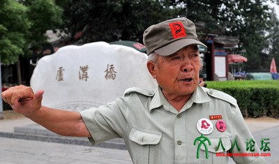 82岁李老战士为我们唱起当年战斗歌曲