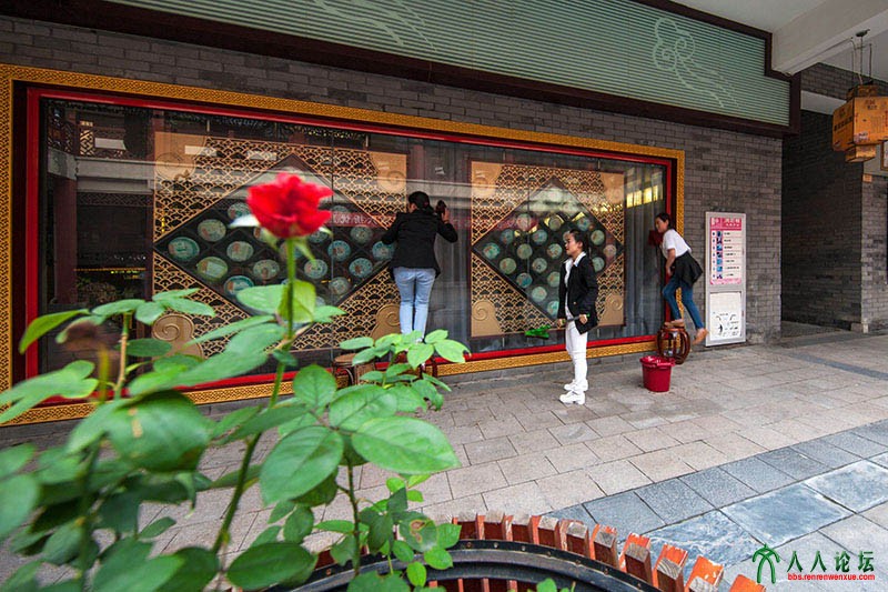 《擦洗干净》茶城的员工认真擦洗橱窗。