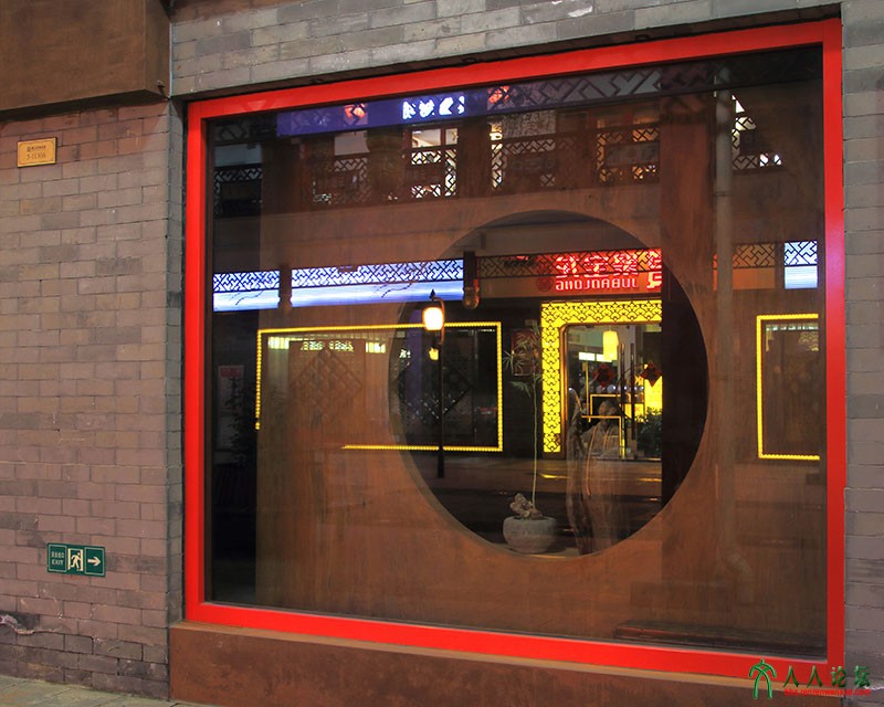 《窗映》橱窗中的景物和对面美景相映。