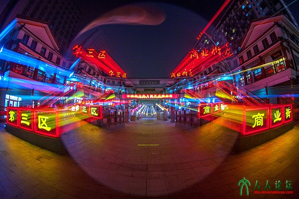 《叠映夜色美》8－15镜头方圆拉曝行成叠映，突显商业街夜色之美。