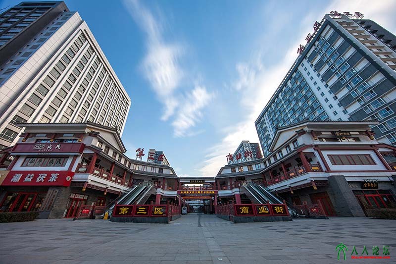 《兰天白云映商街》兰天白云ND减光，加强云的动感，更显商街美丽。