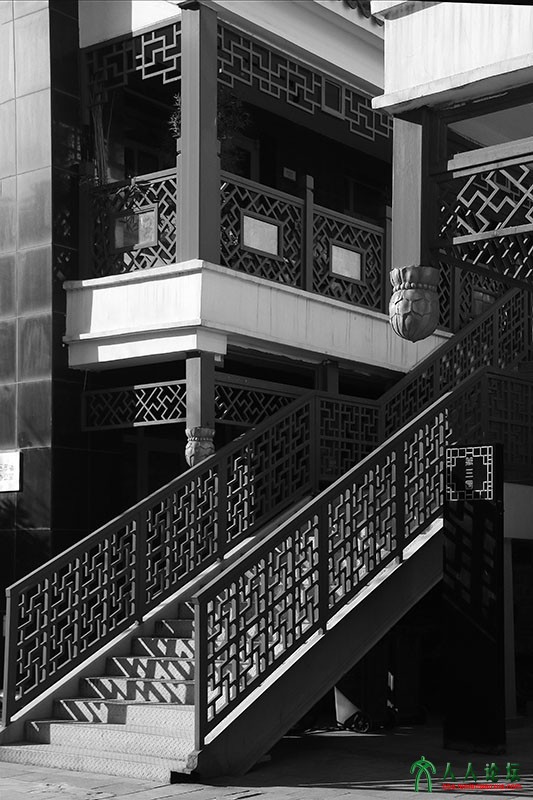 《魅影》组4-黑白影调突显商街古建魅力。