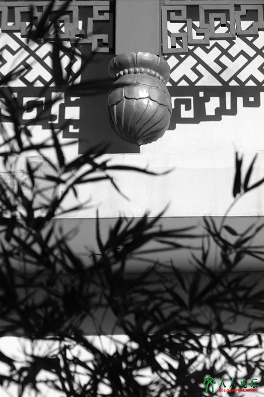 《魅影》组3-黑白影调突显商街古建魅力。