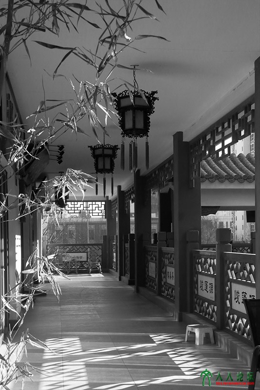 《魅影》组1-黑白影调突显商街古建魅力。