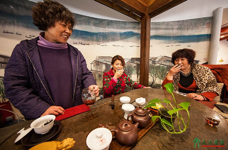 《清茗一杯情更浓》商家三姐妹饮茶的温馨场景。