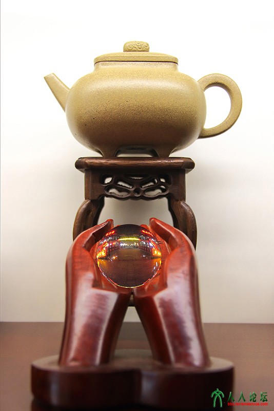 《掌上明珠》水晶球内映商街。