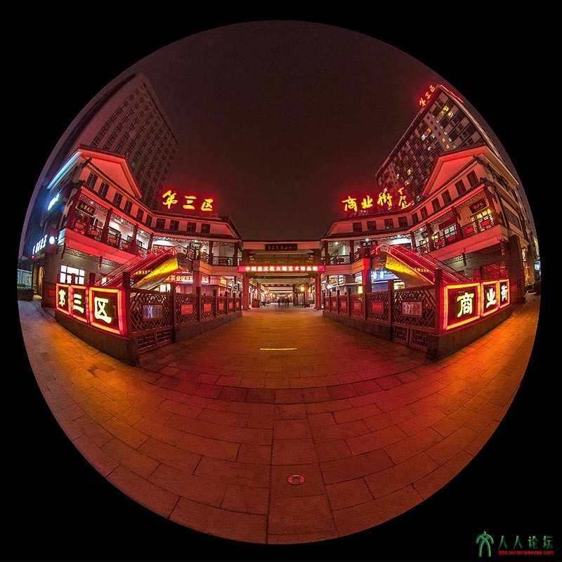 《商街夜色》组1鱼眼拍摄，夸张的视角多角度表现商街夜色的靚丽。