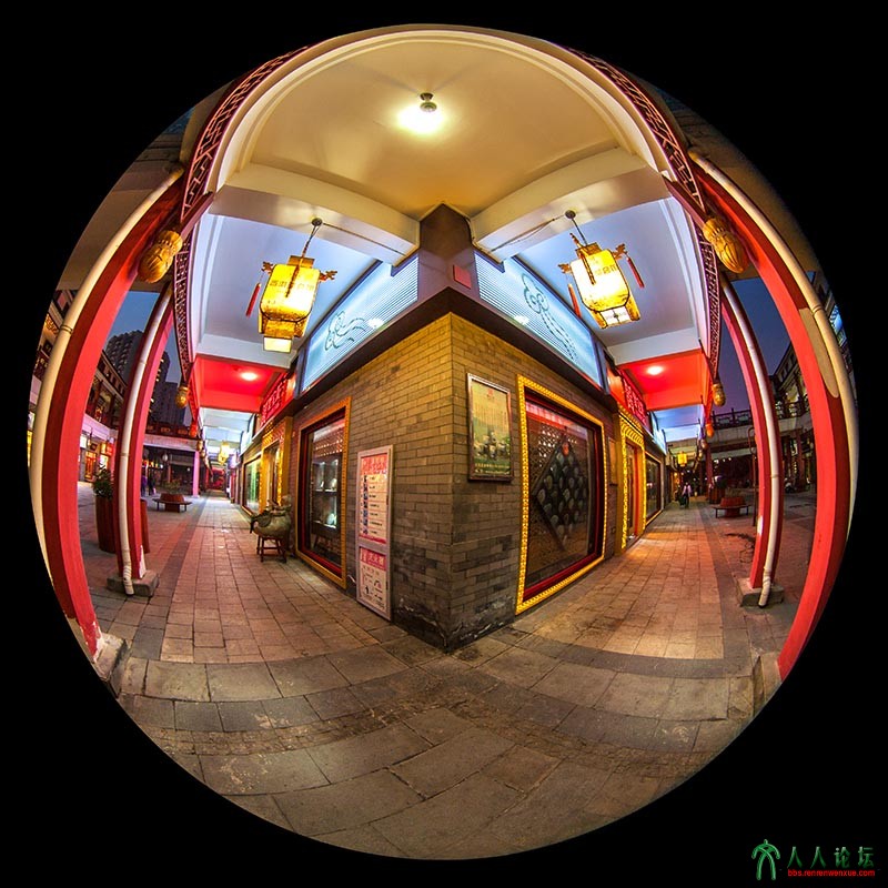 《商街夜色》组2鱼眼拍摄，夸张的视角多角度表现商街夜色的靚丽。
