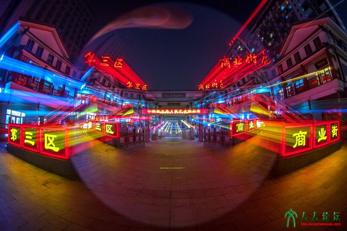 副本二等奖 胡世瀛《喜到商街》《商街夜色》组照《叠映夜色美》.jpg